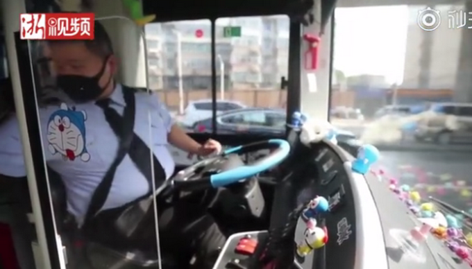 公交司机买500个哆啦A梦装扮车厢，已送出大半，初衷超暖心