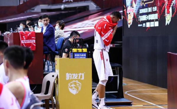 体坛联播│汉密尔顿英国站爆胎夺冠，丁俊晖世