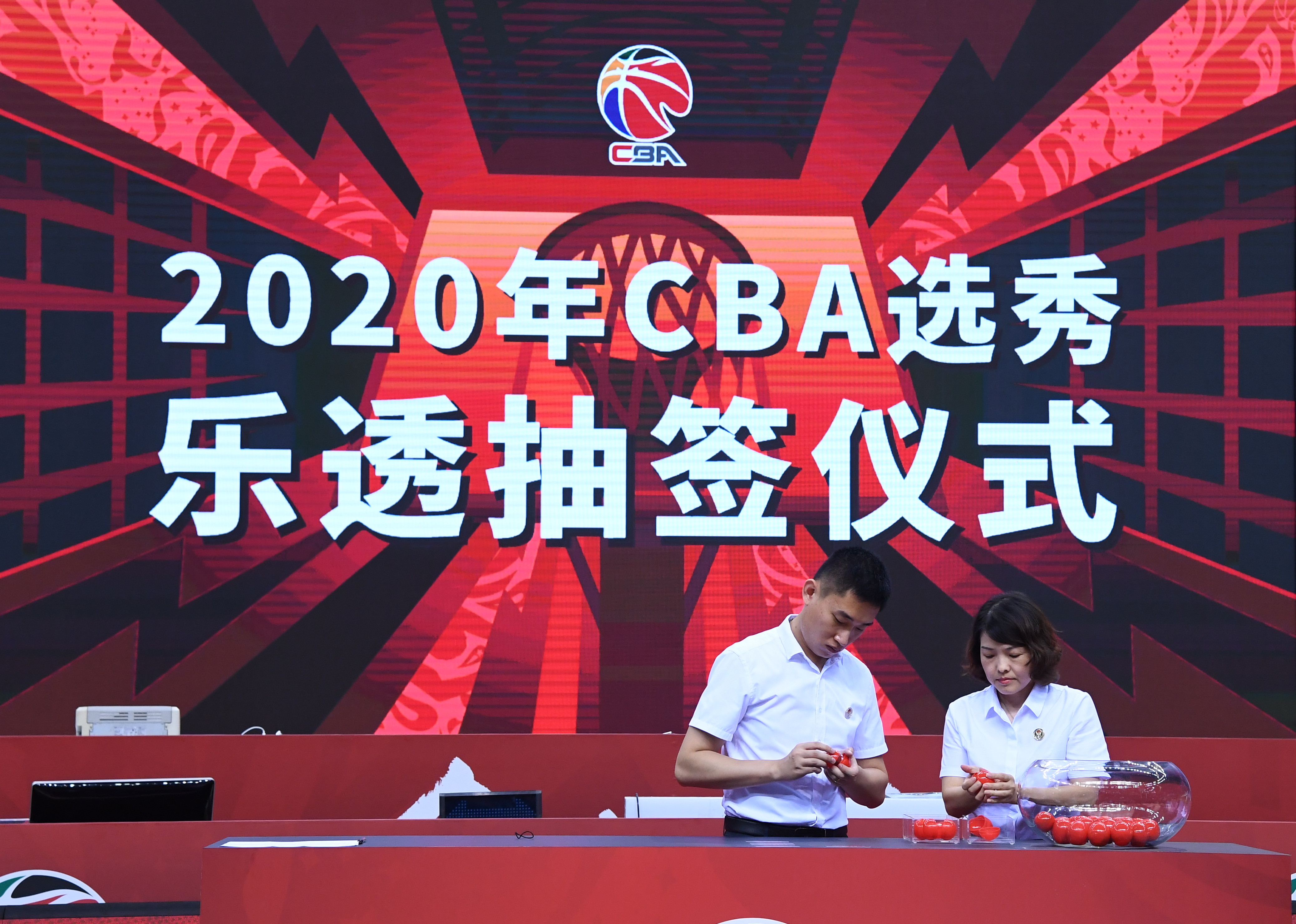 cba在哪里比赛2020(篮球——CBA联赛：2020年选秀乐透抽签仪式在山东青岛举行)