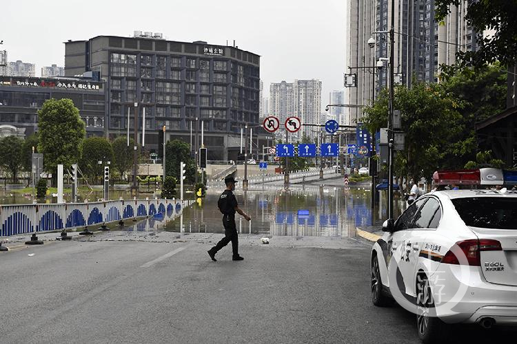 过境|航拍洪峰过境重庆 部分街道被淹没漫水路段拉起警戒线