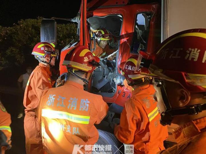 杭州高速車禍凌晨杭千高速接連發生2起車禍消防員連夜救人