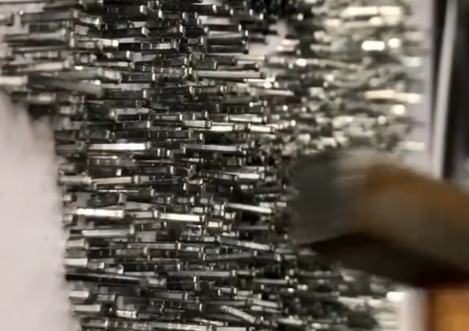 7万|美术老师用7万颗钉子画大象 没记恐惧症者慎入