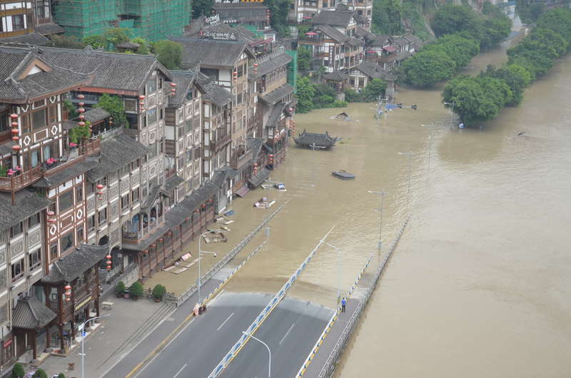 航拍重庆洪水：古镇成“孤岛”、轻轨“水上漂”、洪崖洞暂停接待游客