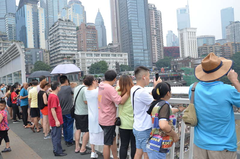 航拍重庆洪水：古镇成“孤岛”、轻轨“水上漂”、洪崖洞暂停接待游客