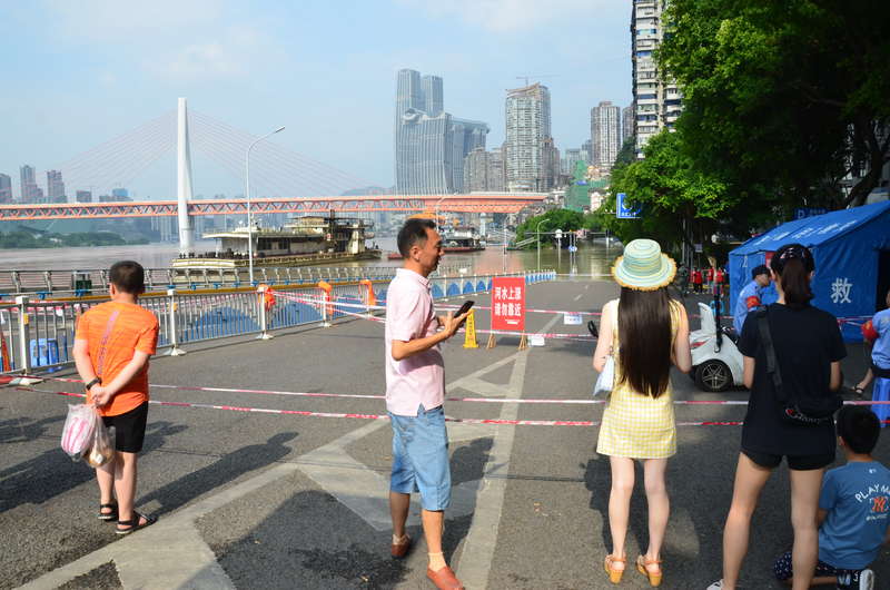 航拍重庆洪水：古镇成“孤岛”、轻轨“水上漂”、洪崖洞暂停接待游客