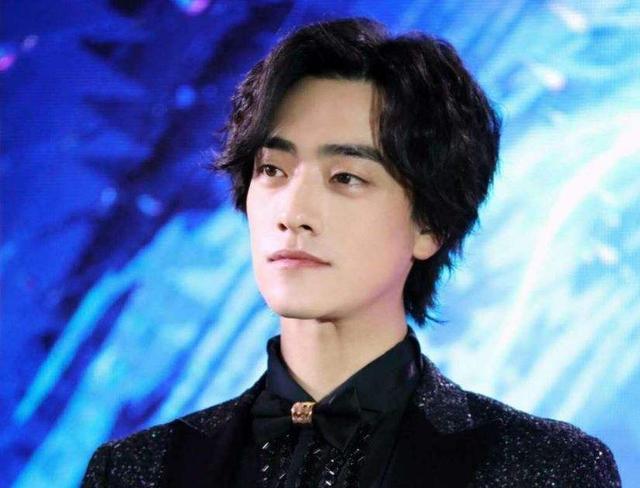 郑云龙恋情疑似曝光 被拍到陪神秘女子练车举止亲密