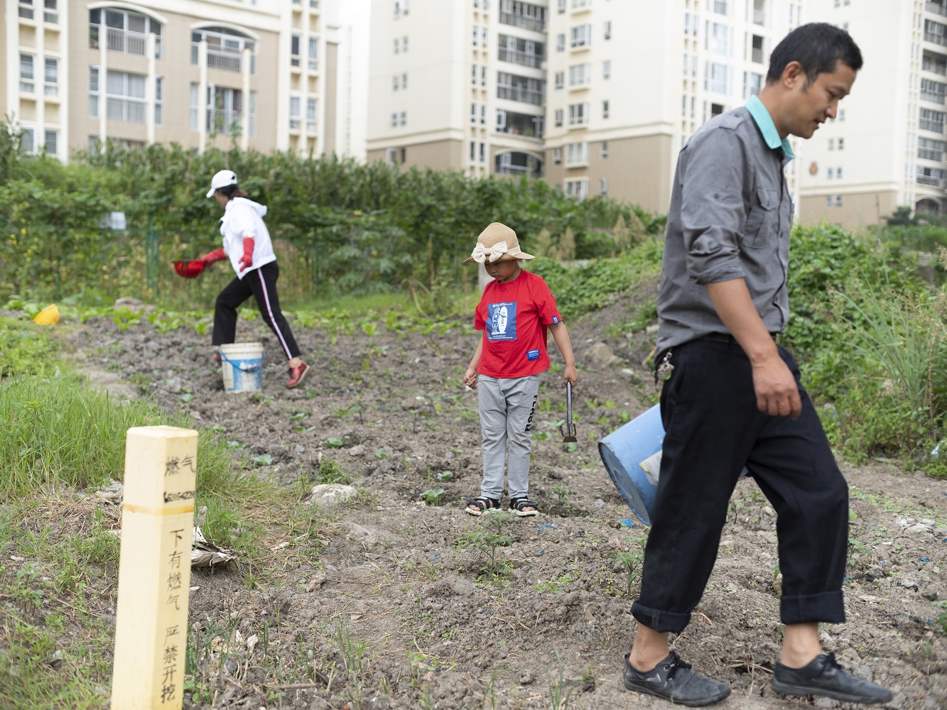住烂尾楼的人：单亲妈妈身背房贷租不起房，有人花光积蓄未能入户