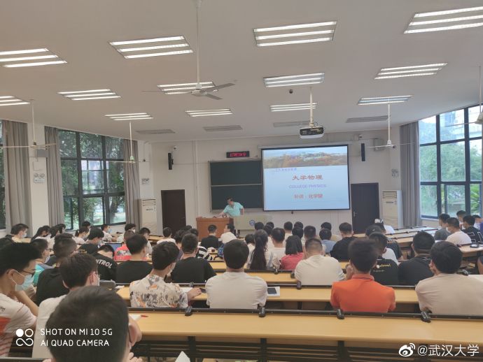 武大女生回武汉看到人山人海想哭 读书声再起!
