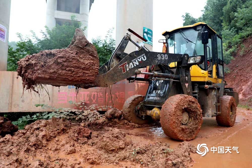 暴雨又袭甘肃成县 多处山体滑坡道路断裂