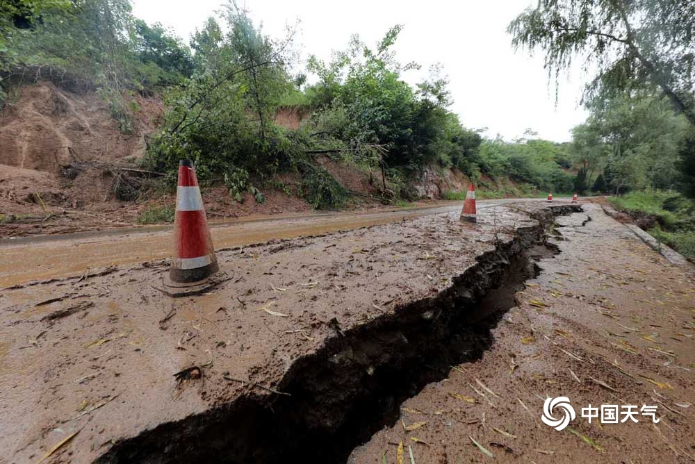 暴雨又袭甘肃成县 多处山体滑坡道路断裂