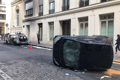 欧冠决战夜巴黎发生骚乱：暴徒砸橱窗烧汽车 警方动用催泪弹