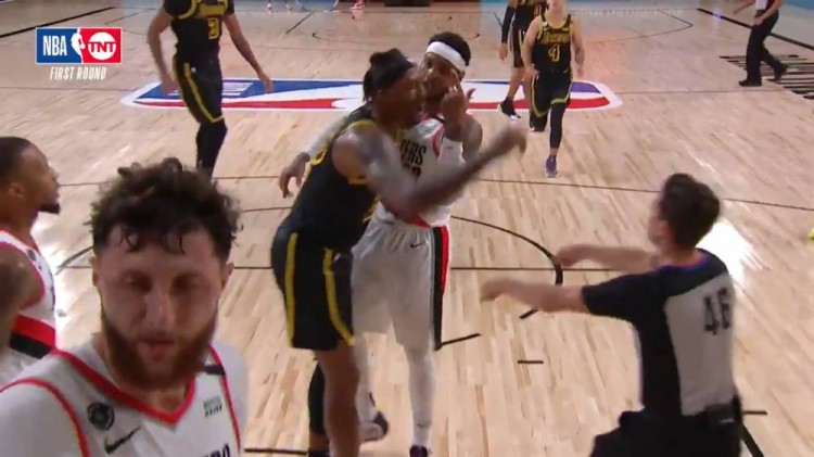 【影片】安東尼與Howard籃下碰撞起衝突，瓜哥這次真的怒了，指著魔獸的鼻子就是一頓罵！-黑特籃球-NBA新聞影音圖片分享社區