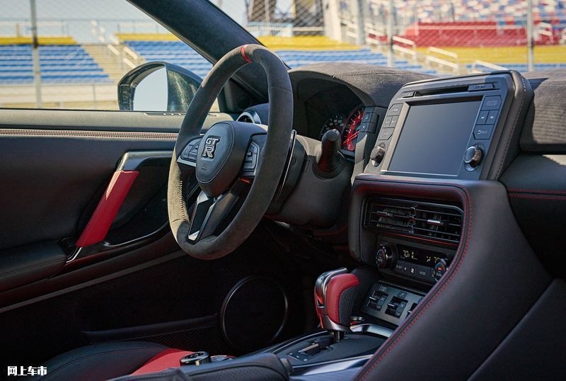 日产新款GT-R售价公布！皮革内饰，配置大幅提升，动力比911强