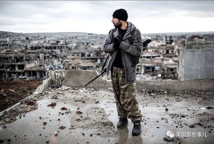 靠一把枪，他成了ISIS闻风丧胆的狙击手，一人镇守一座孤城