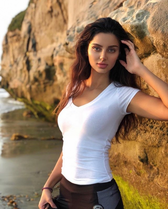 沙漏身材超吸睛伊朗第一超模jaberi面纱下绝美容颜