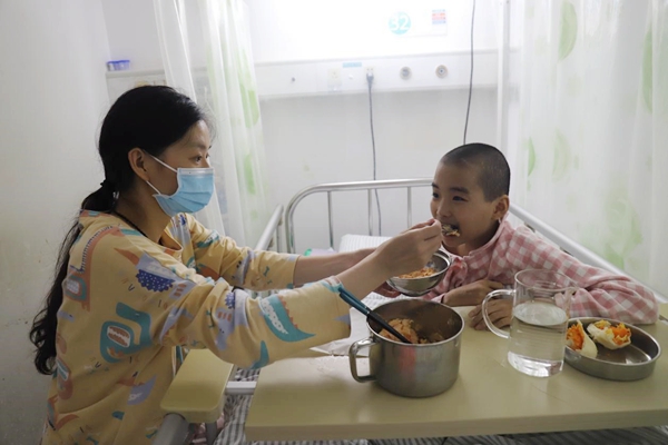 妹妹患重病，13岁哥哥顶38℃高温街头卖画筹医药费