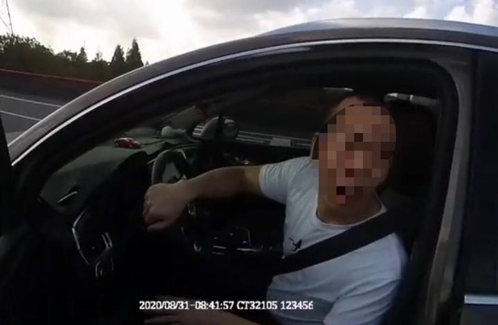 盲开|男子梦游盲开半小时上高速这到底咋回事？