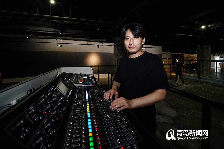 Walk into Livehouse base camp to experience the band show that turns over full-court hey