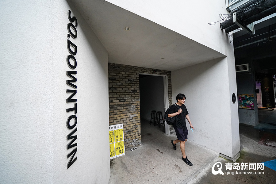 Walk into Livehouse base camp to experience the band show that turns over full-court hey