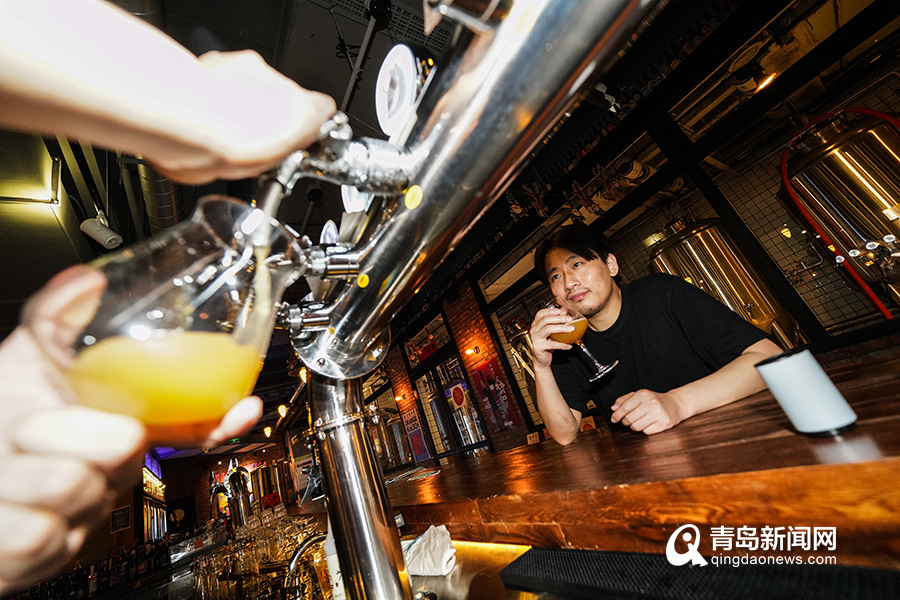 Walk into Livehouse base camp to experience the band show that turns over full-court hey