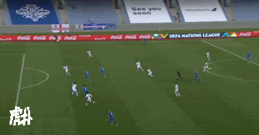 GIF：戈麦斯犯规送点，冰岛踢飞点球错失扳平机会
