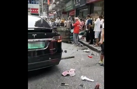 四川南充特斯拉车祸致2死6伤 特斯拉：非车辆故障