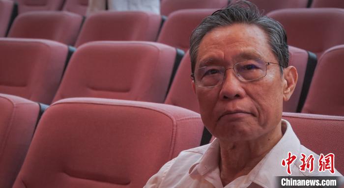 钟南山：当医生的老师既是灵魂工程师 也是健康工程师