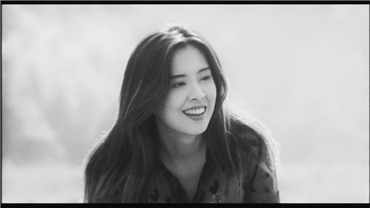 53岁王祖贤罕晒照，风华绝代美人依旧，浓密发量让人羡慕不已