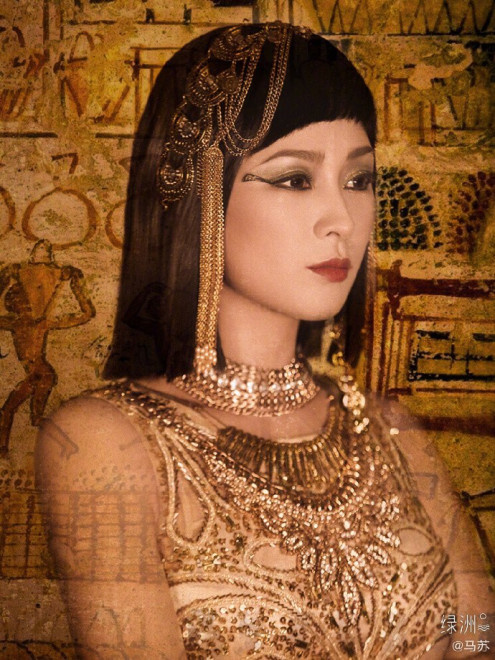 马苏分享异域风情美照扮埃及艳后 妆容魅惑气场强
