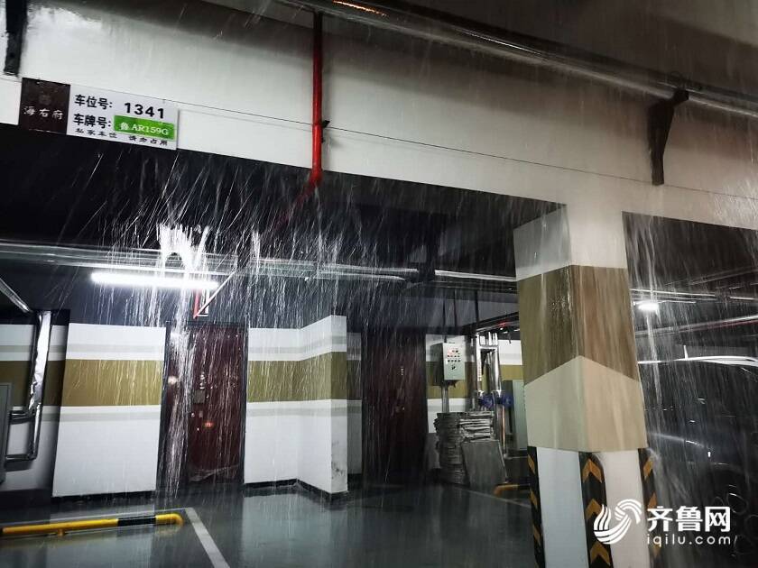 价值近千万别墅变身“水帘洞”济南万科海右府业主苦不堪言
