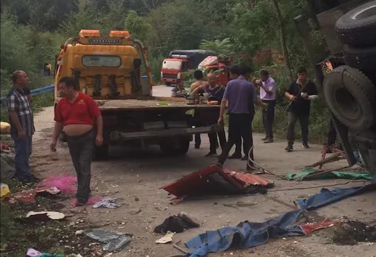 河南货车侧翻致拾蒜群众8死11伤，乡政府：事发地弯路多仍在管制中