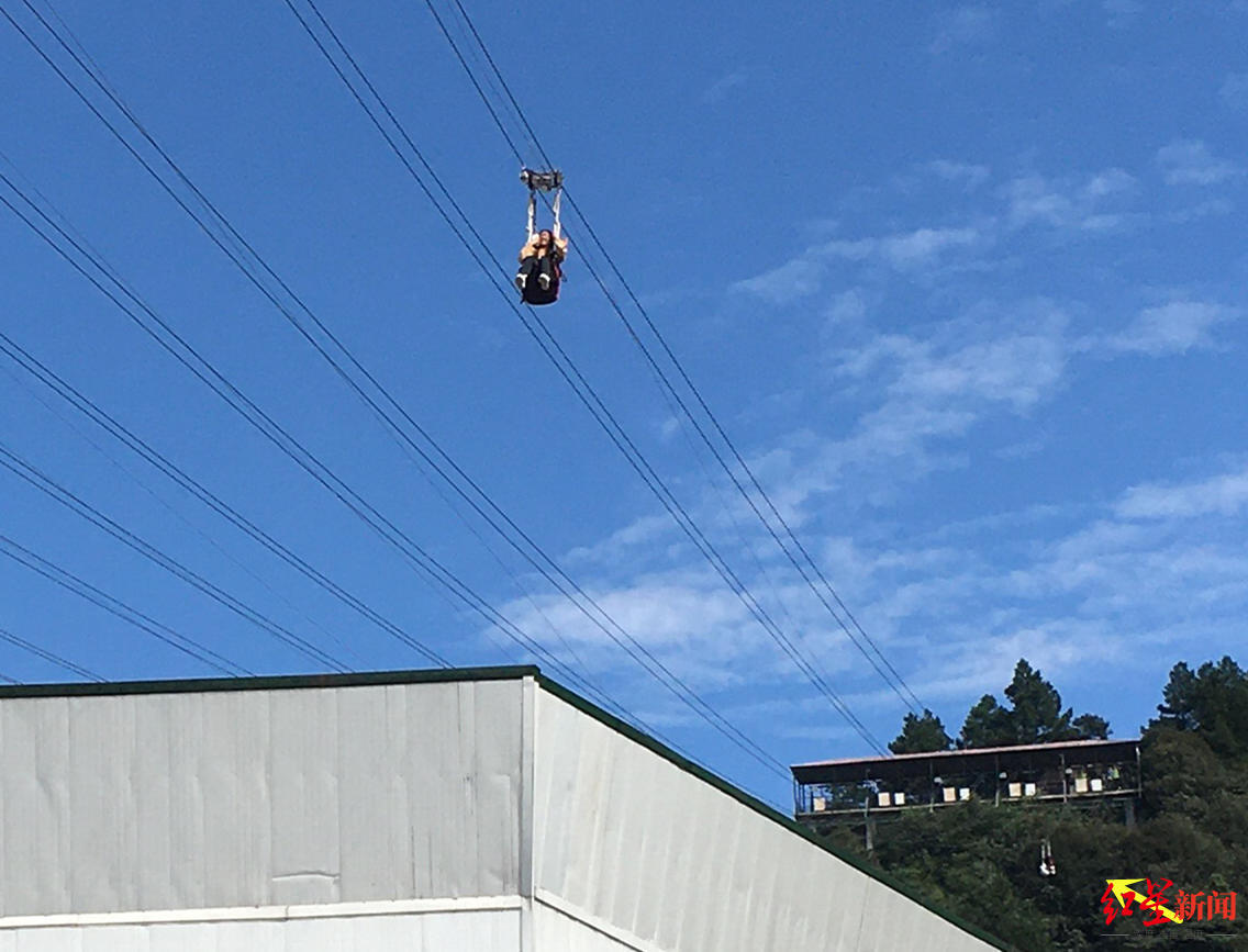 重庆一游客玩高空项目坠落山谷？当地旅游局：为景区工作人员，已送医