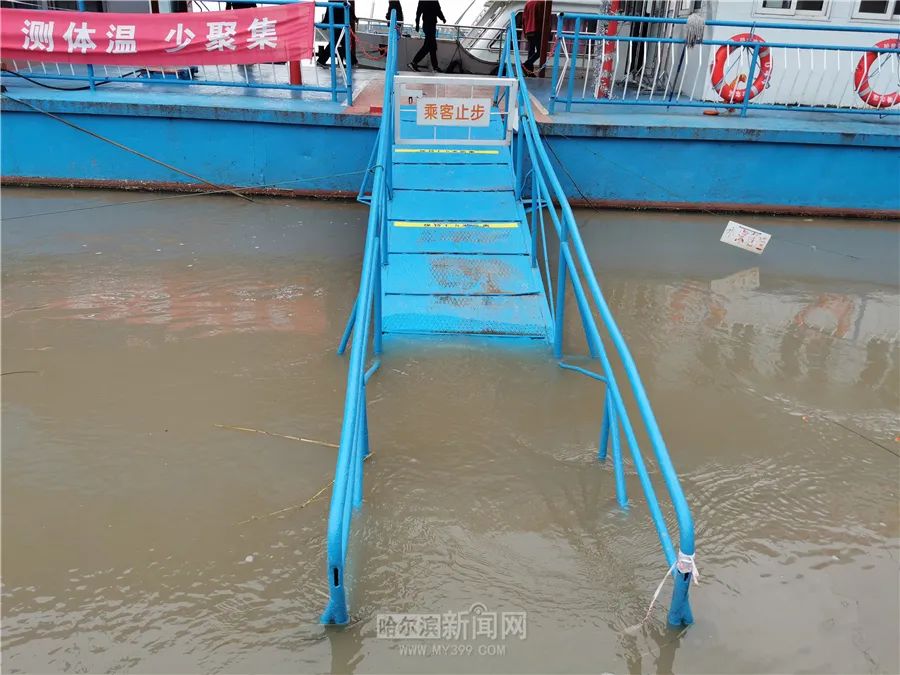 所有船舶停航丨预计松花江干流哈尔滨站26日前后出现洪峰，洪峰水位118.65米上下，超警戒水位0.35米