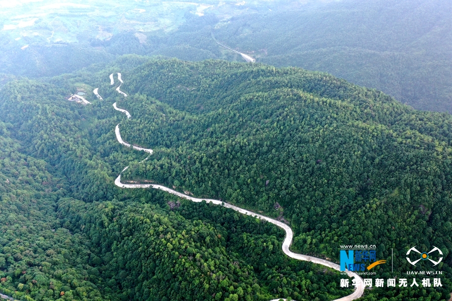 ""Flying" China" Fuding Taima Mountain: Viewing the sea, the sky and the wonderful rocks