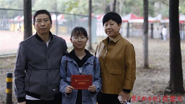 开学首日，武科大城市学院为新生定制“全家福”