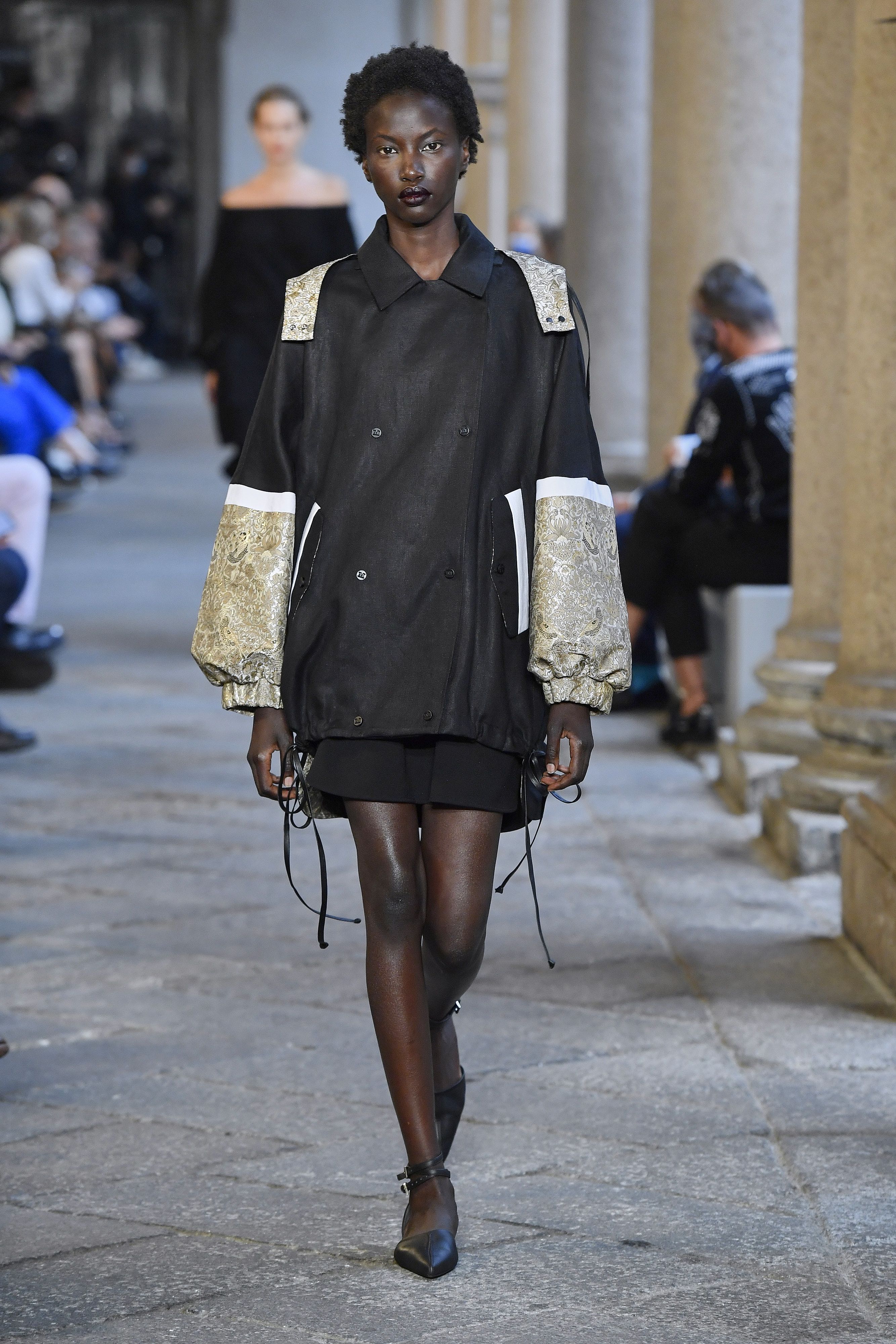 在意大利米兰时装周上,模特展示maxmara品牌的2021春夏新款时装