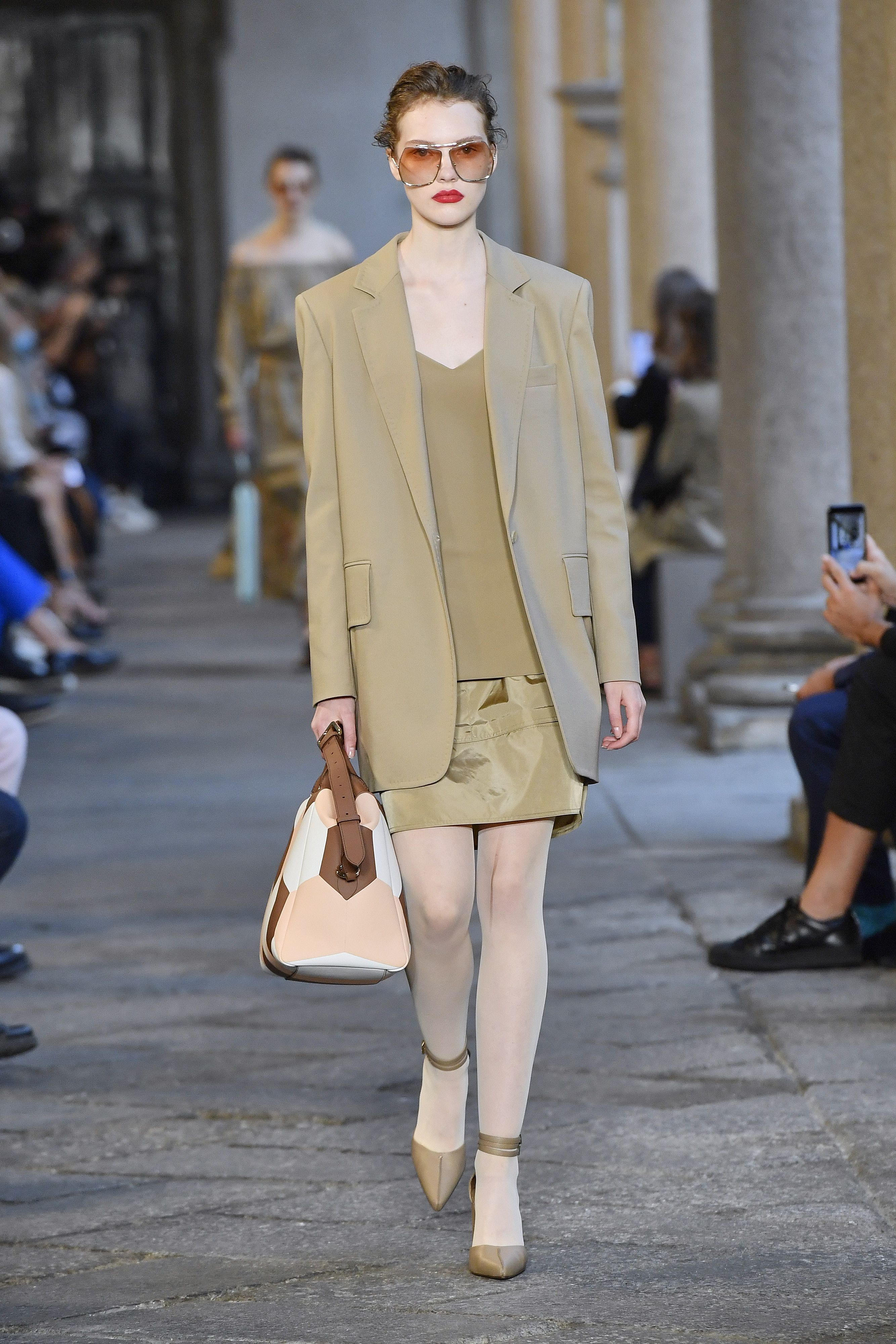 在意大利米兰时装周上,模特展示maxmara品牌的2021春夏新款时装