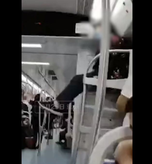 重庆地铁老太爬上行李架蹭坐悠闲晃腿，乘客见状纷纷远离，网友：咋上去的？