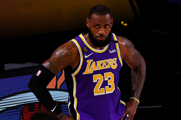 詹姆斯季后赛27次三双，距离历史第一只差三场