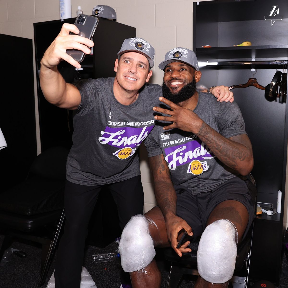 手捧西冠獎盃！湖人官方發布更衣室慶祝照：進軍最後一輪！-黑特籃球-NBA新聞影音圖片分享社區