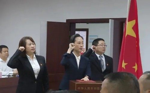 余梅任东兴区人民政府代理区长