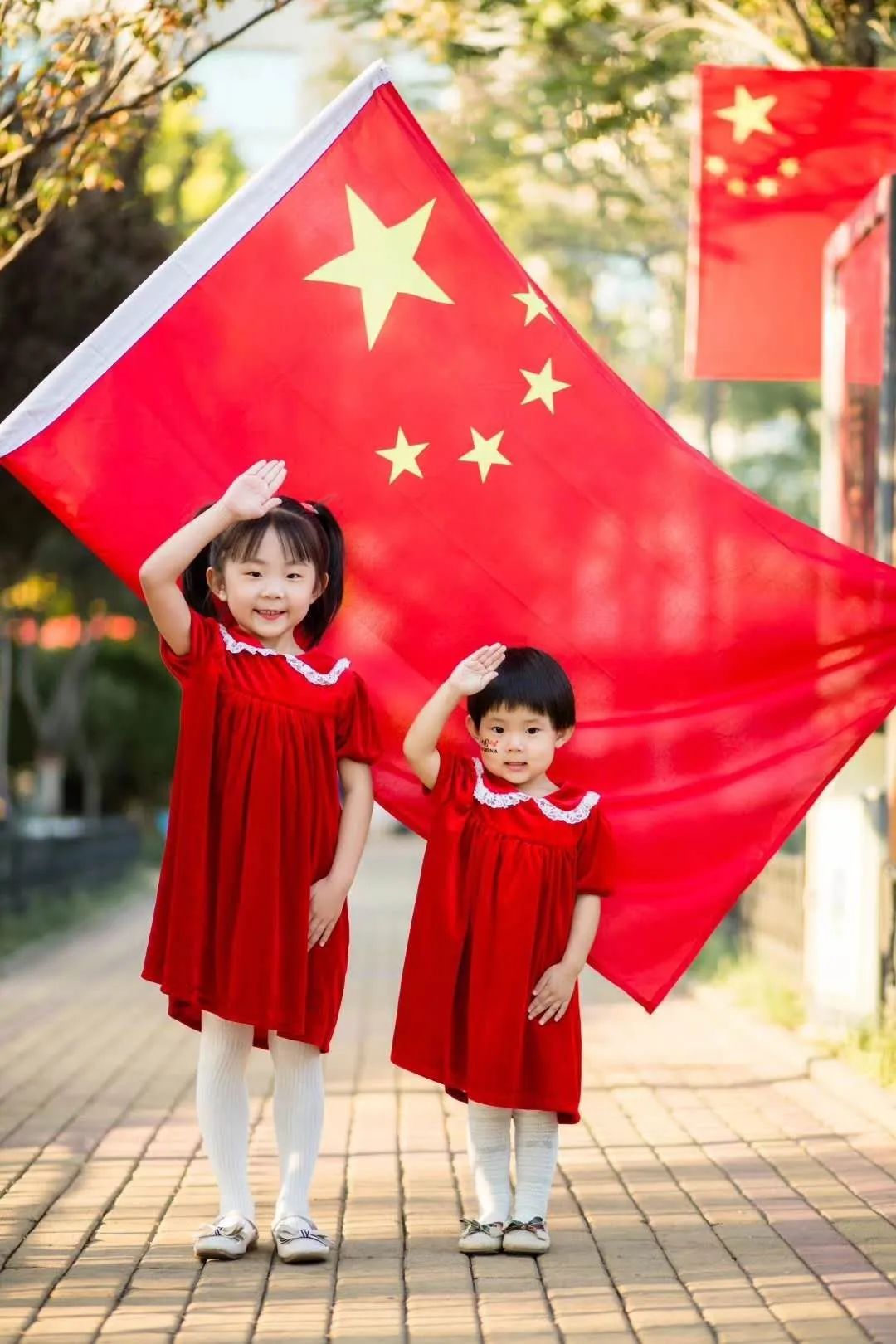 “我和国旗合个影”花式表白祖国，这些作品创意又温情