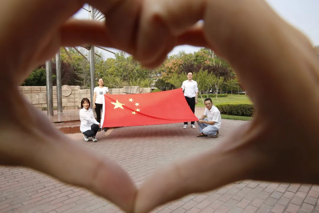 “我和国旗合个影”花式表白祖国，这些作品创意又温情