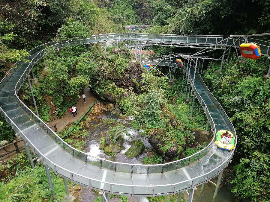 玻璃栈道悬于山顶东线,全长688米,垂直高度68米,行人走在桥上,仿佛