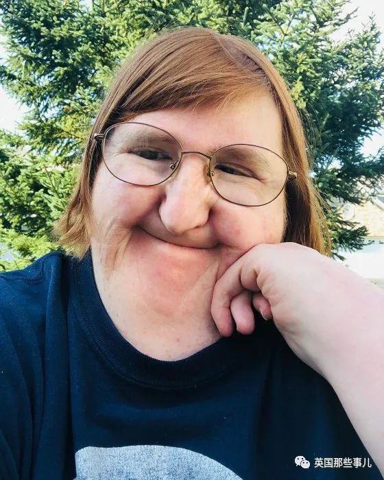 女作家被嫌太丑不配自拍她硬刚回去我偏发每天都发