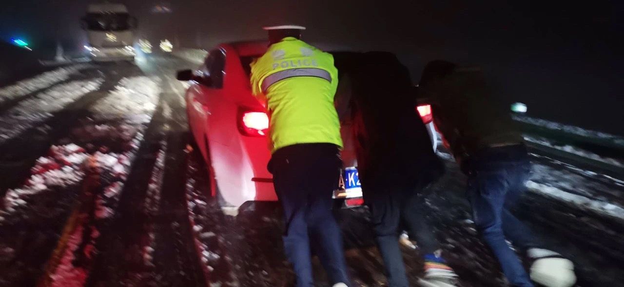 青海500多车上千人被困积雪路段，交警6小时协助全部脱困