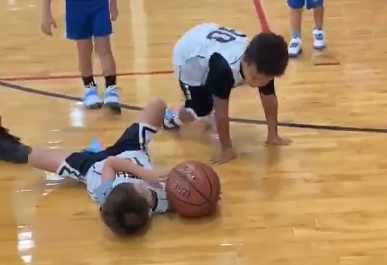 【影片】不傳球的下場？Randle兒子打球時多次要球未果，隨後將隊友放倒了…-黑特籃球-NBA新聞影音圖片分享社區