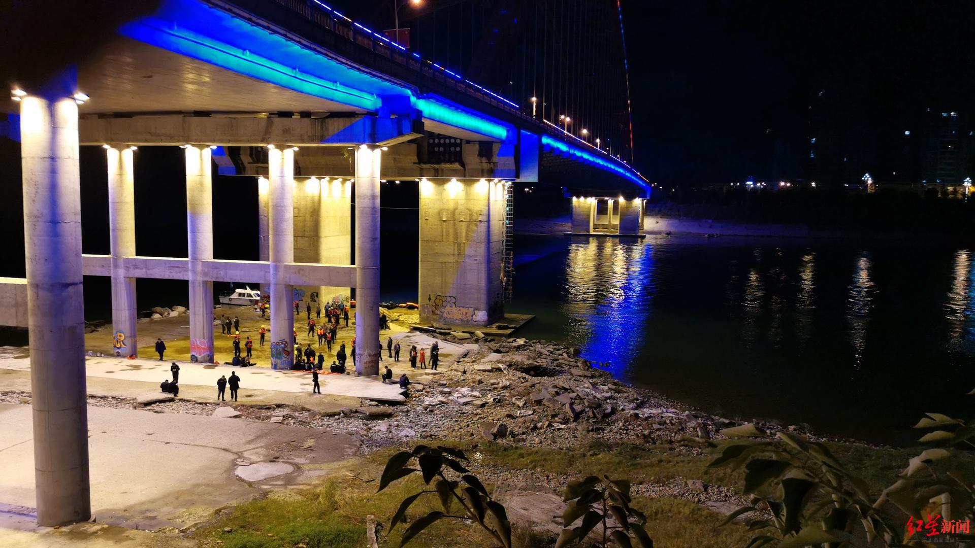 四川苍溪一民警救落水女孩时失联 家属称其不会游泳 当地仍在连夜搜救