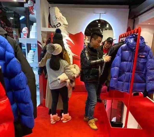 李湘带10岁女儿王诗龄逛奢侈品店，生图腿型惹人注意，抽条了啊