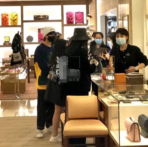 李湘带10岁女儿王诗龄逛奢侈品店，生图腿型惹人注意，抽条了啊